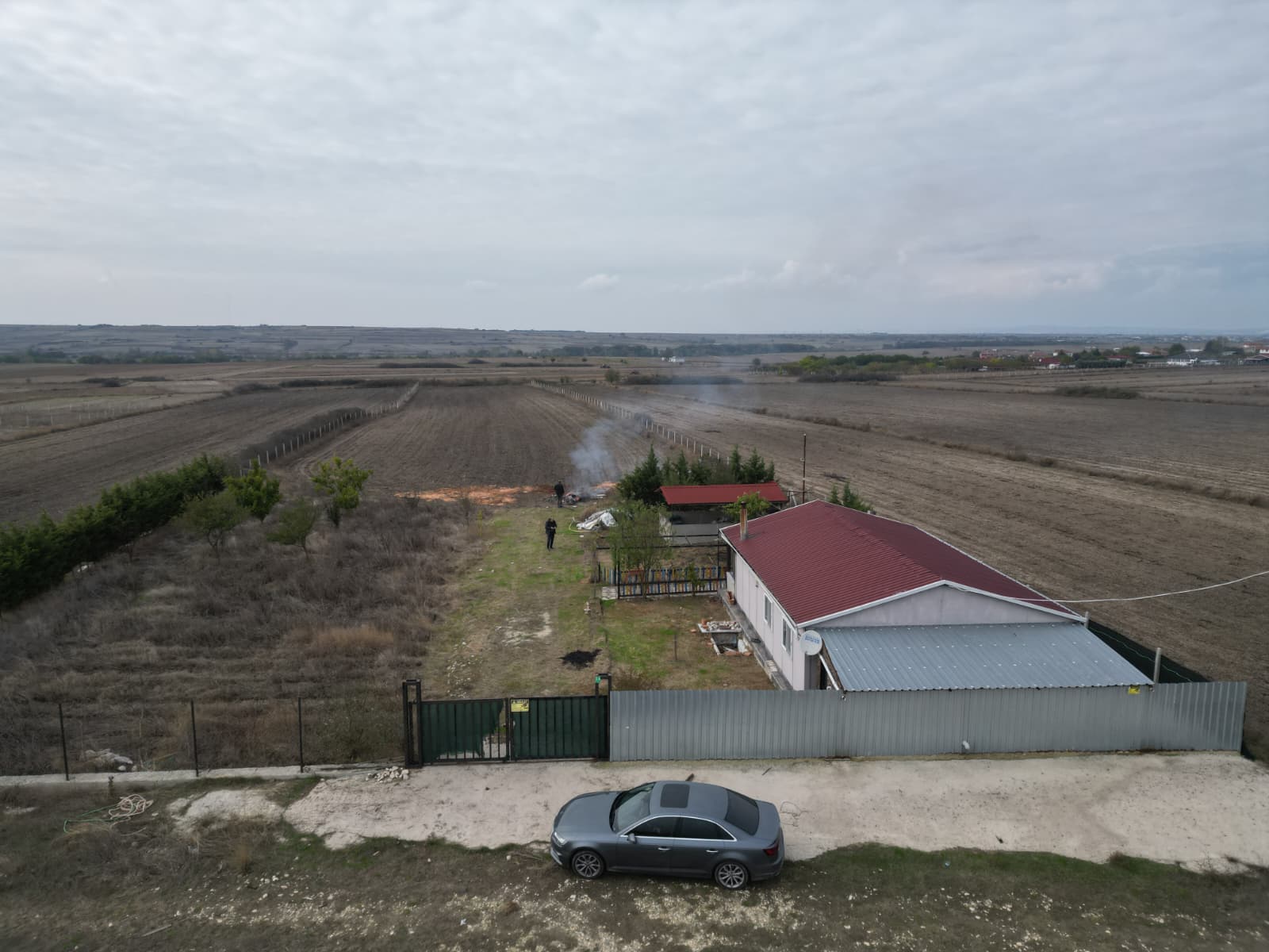 SATILIK İÇİNDE YAPI OLAN TEK TAPU TARLA