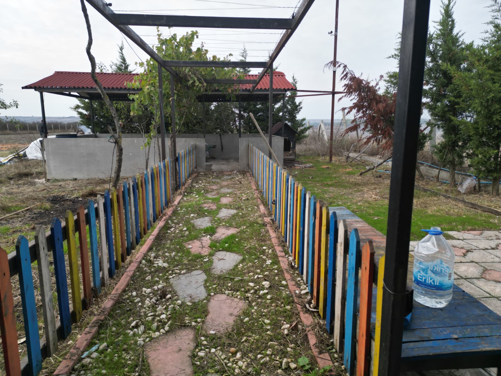 SATILIK İÇİNDE YAPI OLAN TEK TAPU TARLA